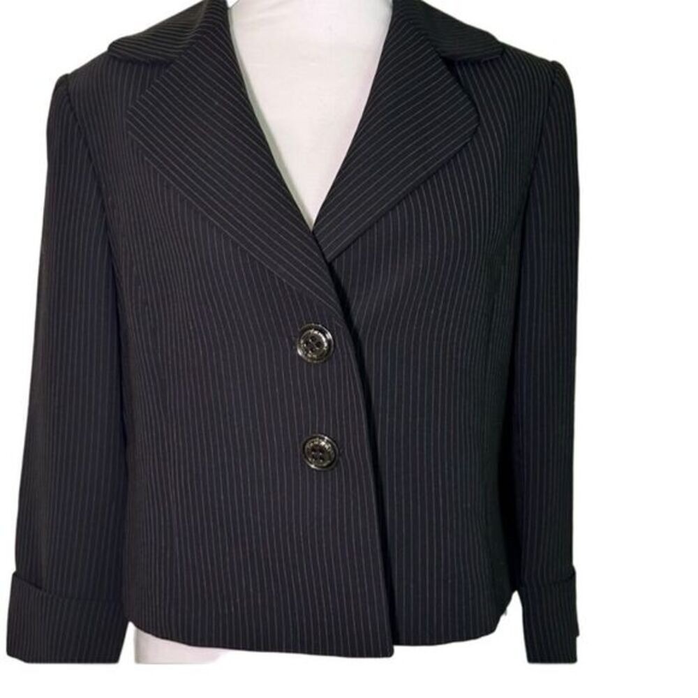Tahari women's‎ blazer Size 8 Black cropped cuffed pinstripe Gray lined